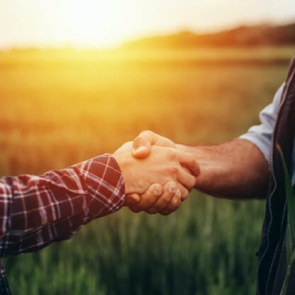 Deux hommes en train de nouer un accord