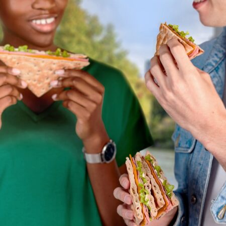 Sandwich triangle XXL Daunat au jambon et au cheddar, avec son pain suédois
