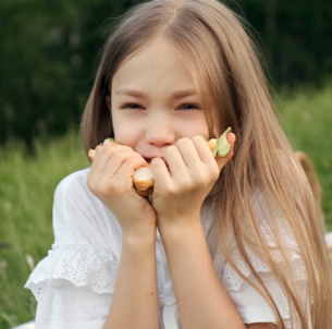 fille facsinee par la beaute et la symplicite de la nature 1