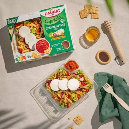 Salade Capricia Daunat au chèvre affiné, noix et sauce balsamique au miel